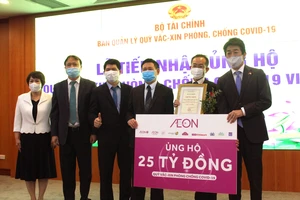 Đại diện Tập đoàn AEON tại Việt Nam trao 25 tỷ đồng đóng góp Quỹ Vaccine phòng, chống Covid-19