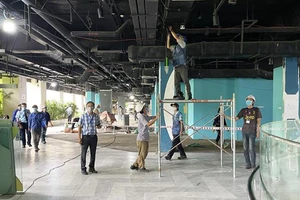 Hiện các công nhân đang nhanh chóng hoàn thành việc cải tạo bệnh viện dã chiến tại Thuận Kiều Plaza