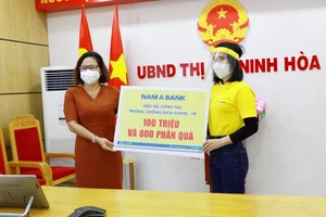 Bà Nguyễn Thị Thanh Đào – Giám đốc Nam A Bank Khu vực Miền Trung & Tây Nguyên trao quà cho lãnh đạo UBND thị xã Ninh Hòa