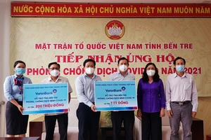 Đại diện VietinBank trao bảng tượng trưng số tiền ủng hộ công tác phòng, chống dịch Covid-19 cho lãnh đạo Ủy ban MTTQ tỉnh Bến Tre