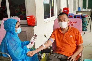 Anh Nguyễn Thành Tín vui vẻ khi góp phần nhỏ bé cùng trao đi những giọt máu cứu người