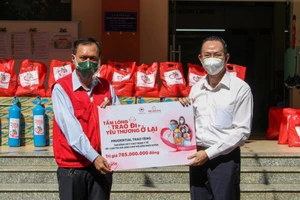 Prudential trao tặng 250 bình oxy và 1.200 túi an sinh cho các hộ dân khó khăn tại 6 tỉnh thành phía Nam vào ngày 22-9 vừa qua