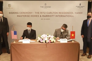 Ông Hà Quốc Minh (bên trái), đại diện tập đoàn Marriott International tại Việt Nam & ông Gibran Bukhari - Giám đốc khối Kinh Doanh (bên phải), đại diện Masterise Homes tham gia ký kết