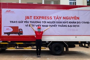 J&T Express chi nhánh Tây Nguyên ủng hộ nhu yếu phẩm cho người dân khó khăn