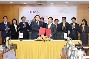 Ông Lê Ngọc Lâm, Tổng Giám đốc BIDV và ông Chu Quang Hào, Tổng Giám đốc Vietnam Post đại diện hai đơn vị ký kết thỏa thuận hợp tác