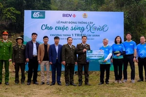 Đại diện Ban lãnh đạo BIDV trao tặng 2.000 cây xanh cho Vườn Quốc gia Ba Vì