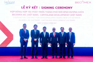 Đại diện CLD (Việt Nam) và Becamex IDC chụp hình lưu niệm cùng lãnh đạo tỉnh Bình Dương tại lễ ký kết hợp tác