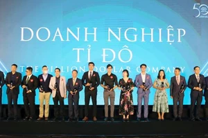 Đại diện các doanh nghiệp Việt tỷ đô tại lễ trao giải