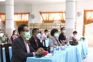 C.P. Việt Nam trao tặng khẩu trang và nước sát khuẩn hỗ trợ các trường học của Bến Tre