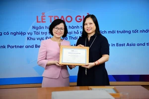 Đại diện IFC trao giải thưởng “Ngân hàng phát hành tốt nhất Khu vực Đông Á - Thái Bình Dương 2022” cho VietinBank
