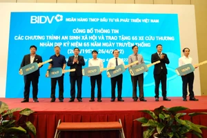 Ông Phan Đức Tú- Chủ tịch HĐQT BIDV (thứ 3 bên trái) và ông Lê Ngọc Lâm - Tổng Giám đốc (thứ 2 bên phải) trao biểu trưng xe cứu thương cho đại diện các địa phương