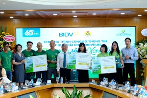  Đại diện Lãnh đạo BIDV trao thưởng cho các đội đạt thành tích cao trong giải chạy “BIDVRUN – cho cuộc sống xanh 2022”