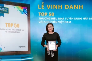 Đại diện AEON Việt Nam tại buổi trao giải Top 50 thương hiệu nhà tuyển dụng hấp dẫn nhất với sinh viên