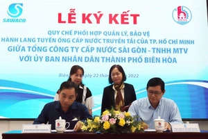 Đại diện UBND TP Biên Hòa và SAWACO ký hợp tác