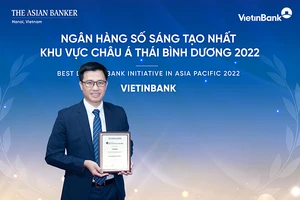 Đại diện VietinBank, ông Trần Hoài Nam, Phó Giám đốc Khối KHDN kiêm Giám đốc Trung tâm Phát triển Giải pháp tài chính khách hàng (PTGPTCKH) nhận giải “Ngân hàng số sáng tạo nhất Châu Á Thái Bình Dương”