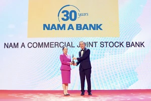 Đại diện Nam A Bank nhận giải thưởng “Nơi làm việc tốt nhất châu Á 2022”