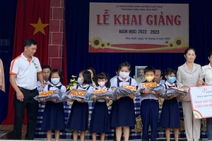 Các em học sinh có hoàn cảnh khó khăn, thành tích học tập tốt của trường Tiểu học Phú Kiết (Tiền Giang) nhận quà động viên đầu năm học mới của Japfa Việt Nam