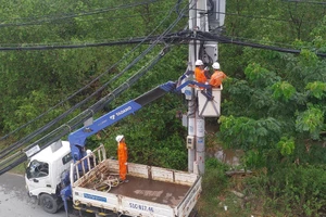 Công nhân điện lực kiểm tra trạm điện trước bão Noru