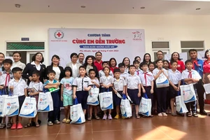 Hành trình “Cùng em đến trường” của Prudential đến với học sinh nghèo vượt khó tại các quận 7, Tân Bình và Phú Nhuận