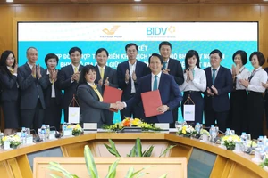 Ông Trần Long, Phó Tổng Giám đốc BIDV và bà Chu Thị Lan Hương, Phó Tổng Giám đốc Vietnam Post, đại diện hai bên ký kết hợp đồng