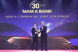 Ông Trần Khải Hoàn - Phó Tổng Giám đốc thường trực, đại diện Nam A Bank vinh dự nhận giải thưởng từ ban tổ chức