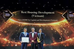Đại diện từ CLD nhận giải thưởng “Dự án nhà ở xuất sắc” tại Việt Nam cho Sycamore, dự án nhà ở quy mô lớn đầu tiên của Tập đoàn tại Việt Nam