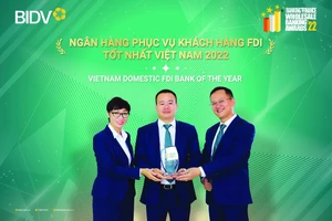Đại diện BIDV nhận Giải thưởng Ngân hàng phục vụ khách hàng FDI tốt nhất Việt Nam năm 2022