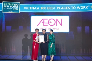 Bà Trần Thị Tuyết Trinh (đứng giữa) – Trưởng phòng Nhân sự AEON Việt Nam – nhận giải tại lễ vinh danh Top 100 Nơi làm việc tốt nhất Việt Nam 2022