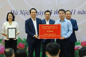 Ông Trần Long, Phó Tổng giám đốc BIDV (bên trái) đại diện ngân hàng trao tặng 12.000 thẻ BHYT trị giá 5 tỷ đồng