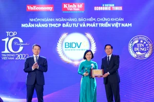 Bà Phan Thị Thanh Nhàn – Giám đốc Trung tâm thẻ - đại diện BIDV nhận giải thưởng dành cho “Giải pháp ứng dụng xác thực Căn cước công dân Chip trong giao dịch tại ATM đa năng”