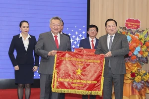 Chủ tịch Hội đồng thành viên EVNHCMC Phạm Quốc Bảo thay mặt đơn vị đón nhận Cờ “Đơn vị xuất sắc dẫn đầu phong trào thi đua năm 2022”