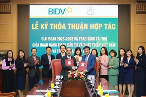 GS.TS.BS Nguyễn Hữu Tú - Hiệu trưởng Trường Đại học Y Hà Nội và Giám đốc BIDV Hà Thành Võ Hải Nam ký kết Thỏa thuận hợp tác giai đoạn 2023-2028