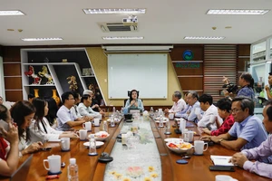 Bà Huỳnh Lan Phương, Phó Tổng giám đốc VWS chia sẻ với đoàn về quá trình hoạt động của VWS và định hướng trong thời gian tới