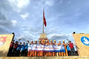 Đoàn thanh niên EVNHCMC với công trình thanh niên “Thắp sáng cột mốc biên giới đảo Phú Quý”