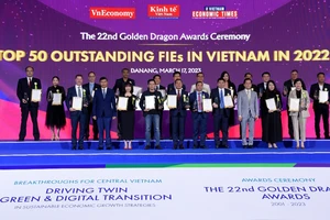 Đại diện AB InBev Việt Nam nhận giải thưởng trong chương trình Rồng Vàng 2023