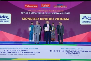 Ông Bùi Khánh Nguyên - Giám đốc Đối ngoại Công ty Mondelez Kinh Đô Việt Nam (giữa) nhận giải thưởng Rồng Vàng năm 2023 