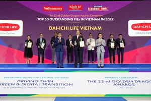 Ông Seigo Fujimaru - Phó TGĐ Điều hành kiêm Phó TGĐ Hành chính Tổng hợp Dai-ichi Life Việt Nam nhận giải thưởng “Doanh nghiệp dẫn đầu về Sản phẩm Chăm sóc Sức khỏe 2022 - 2023”