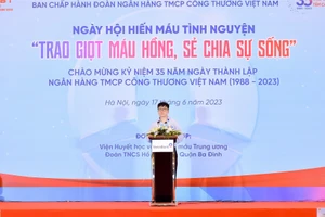 Đ/c Trần Kiên Cường – Phó Bí thư Thường trực Đảng ủy VietinBank phát biểu tại Ngày hội hiến máu tình nguyện
