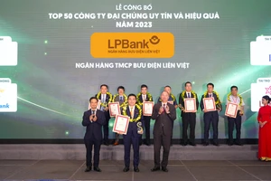 Ông Hồ Nam Tiến – Tổng Giám đốc LPBank (ở giữa) nhận cúp và chứng nhận từ Ban tổ chức