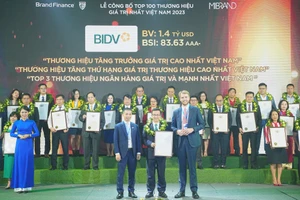 Đại diện BIDV nhận chứng nhận các giải thưởng do Brand Finance trao tặng