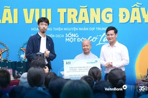 Đại diện VietinBank cùng Nghệ sĩ Rapper Đen Vâu trao tặng quà cho các em nhỏ tại Mái ấm Diệu Giác