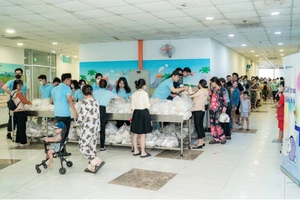 Shinhan Life trao tặng 1.200 suất ăn trưa cho bệnh nhi Bệnh viện Nhi đồng Thành phố