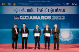Ông Hồ Nam Tiến (thứ hai từ phải sang) - Phó Chủ tịch Hội đồng Quản trị kiêm Tổng Giám đốc LPBank được vinh danh Lãnh đạo chuyển đổi số tiêu biểu năm 2023