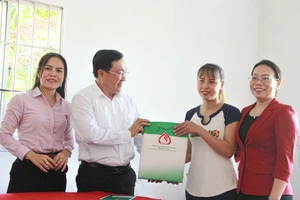 Đoàn công tác thăm hỏi, tặng quà hộ bà Lâm Thị Tú Anh, đối tượng vay vốn tín dụng chính sách tại xã Thuận Hưng, huyện Mỹ Tú