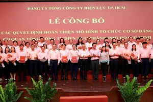 Cấp ủy 13 chi bộ cơ sở trực thuộc Đảng ủy Tổng công ty chụp ảnh cùng lãnh đạo Tổng công ty