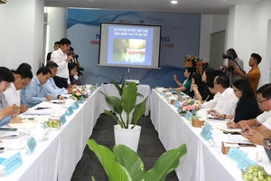 Ông Trần Quang Minh, Tổng Giám đốc SAWACO phát biểu tại hội thảo “Nước với đời sống: Cung ứng, sử dụng và đối phó với thách thức”