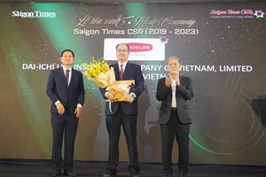 Ông Seigo Fujimaru, Phó TGĐ Điều hành kiêm Phó Tổng giám đốc Hành chính Tổng hợp Dai-ichi Life Việt Nam nhận danh hiệu