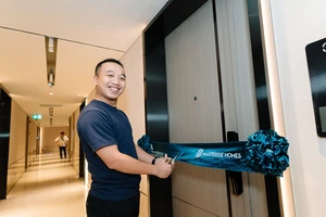 Chủ nhân căn hộ thực hiện nghi thức cắt băng trước khi bước vào “tổ ấm” mới tại các căn hộ hàng hiệu Marriott đầu tiên tại Việt Nam