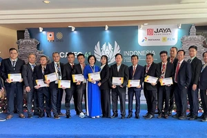Các kỹ sư nhận chứng chỉ Kỹ sư ASEAN tại Hội nghị CAFEO-41