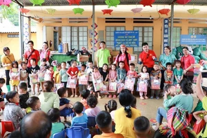 Mondelez Kinh Đô hỗ trợ hơn 27.000 thùng bánh kẹo đến cộng đồng thông qua Foodbank Việt Nam